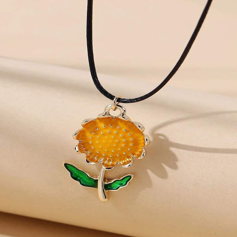 

Flower Pendant Necklace, Gold