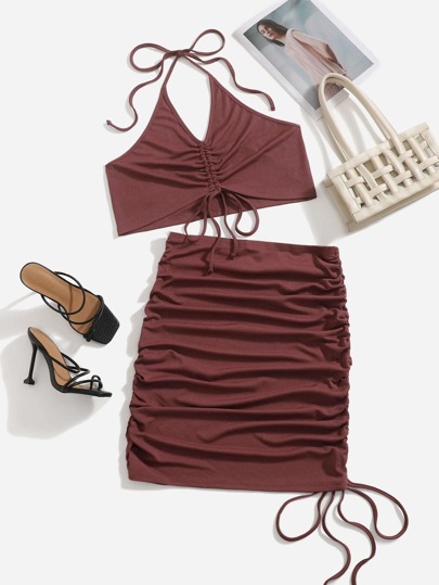 Conjunto top halter de espalda con nudo con falda con cordón