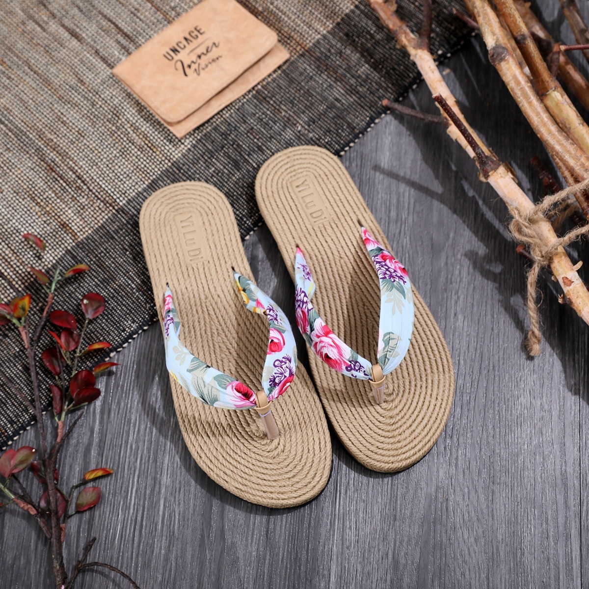 Вьетнамки с цветочным принтом