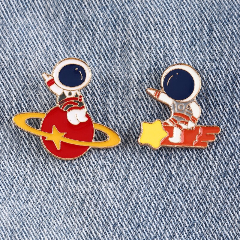 

2pcs Astronaut Design Brooch, Multicolor