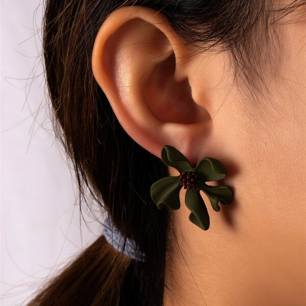 

Flower Decor Stud Earrings, Olive green