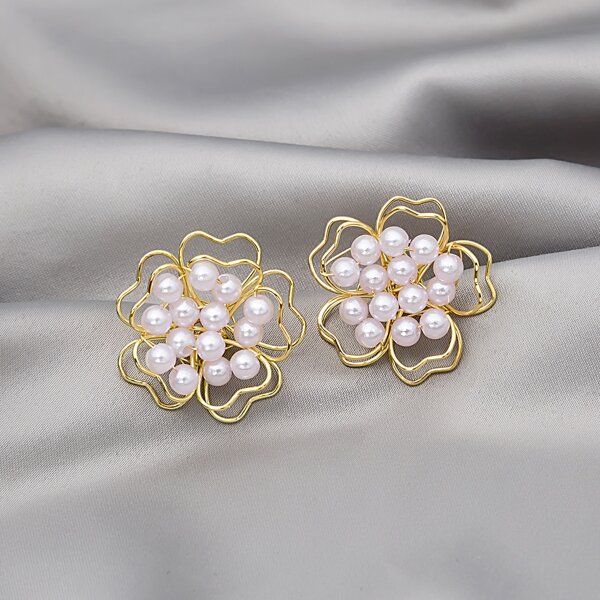 

Flower Design Faux Pearl Earrings, Gold