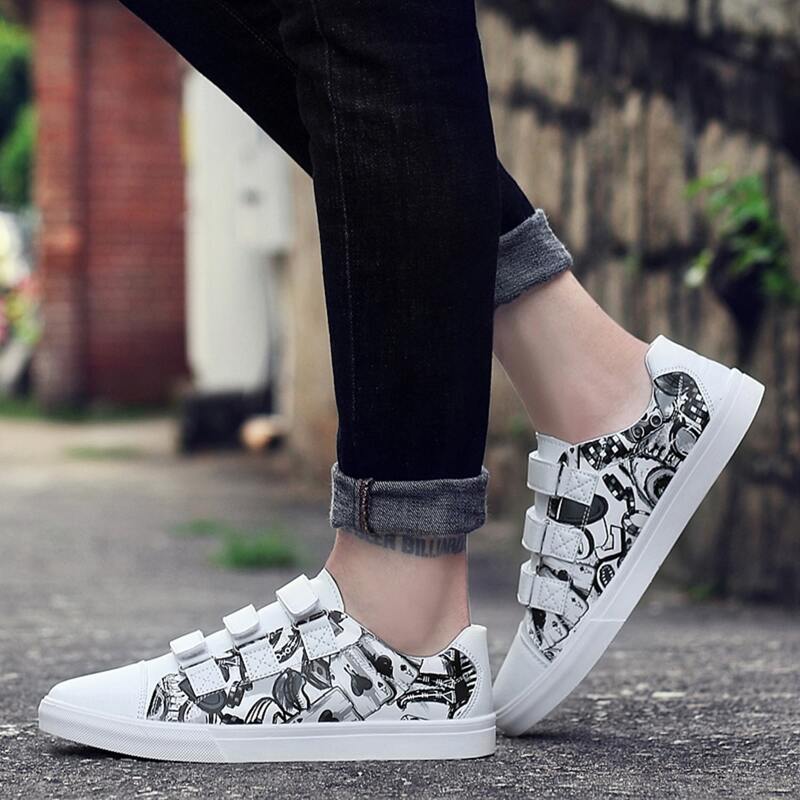 

Guys Poker Graphic Velcro Strap Skate Shoes, Black and white