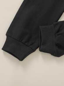 小男童字母圖案紮染連帽衫和衛褲