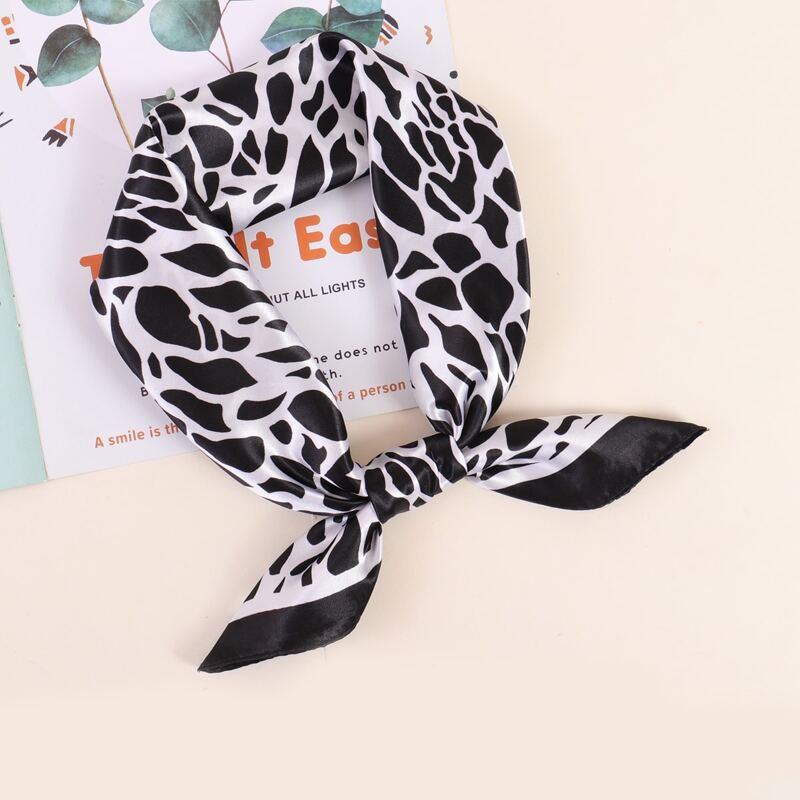 

1pc Graphic Bandana, Black and white