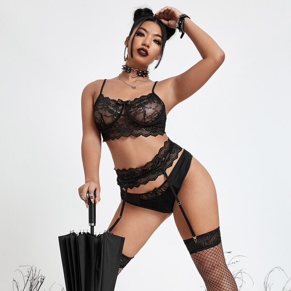 

Plus Floral Lace Underwire Garter Lingerie Set, Black