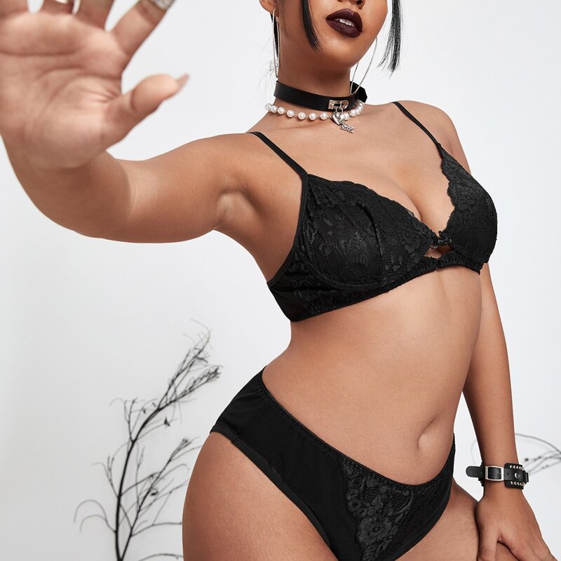 

Plus Floral Lace Underwire Lingerie Set, Black