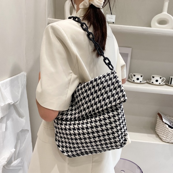 

Houndstooth Graphic Chain Shoulder Bag, Black and white