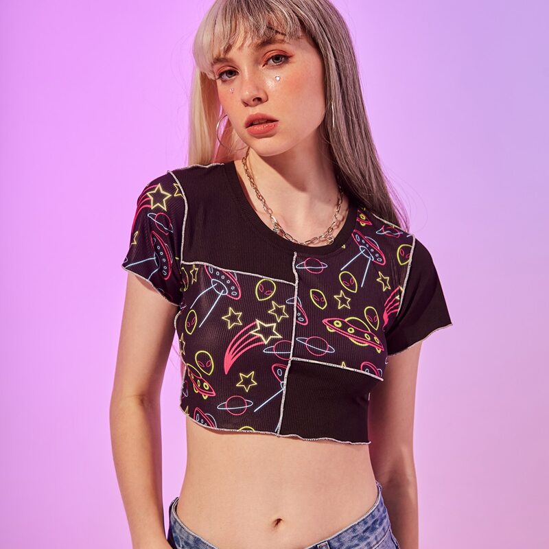 

Stitching Trim Alien Graphic Crop Tee, Black
