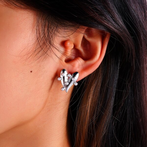

Faux Pearl Decor Heart Shaped Stud Earrings, Silver