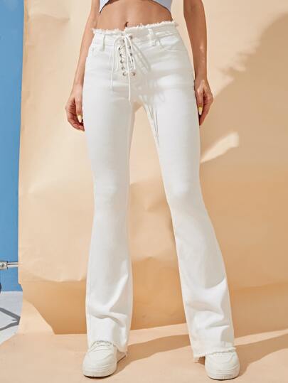 Jeans con orlo sfrangiato in lacci con occhiello