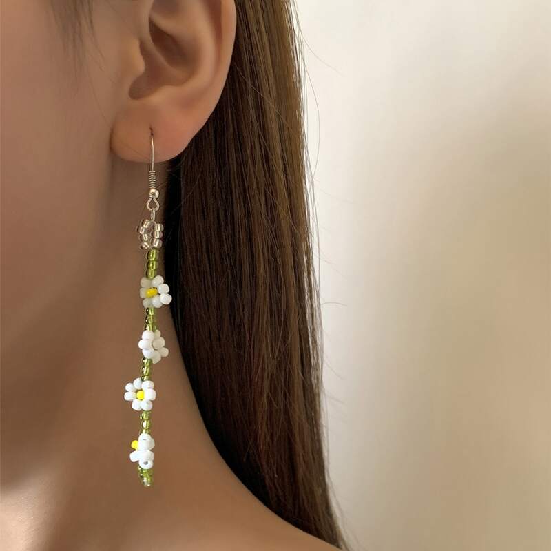 

2pcs Beaded Decor Earrings, White