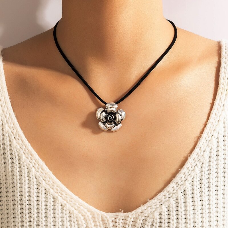 

Floral Decor Rope Necklace, Black