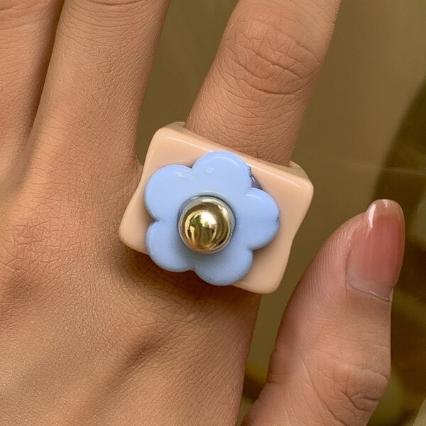 

Flower Detail Resin Ring, Pink