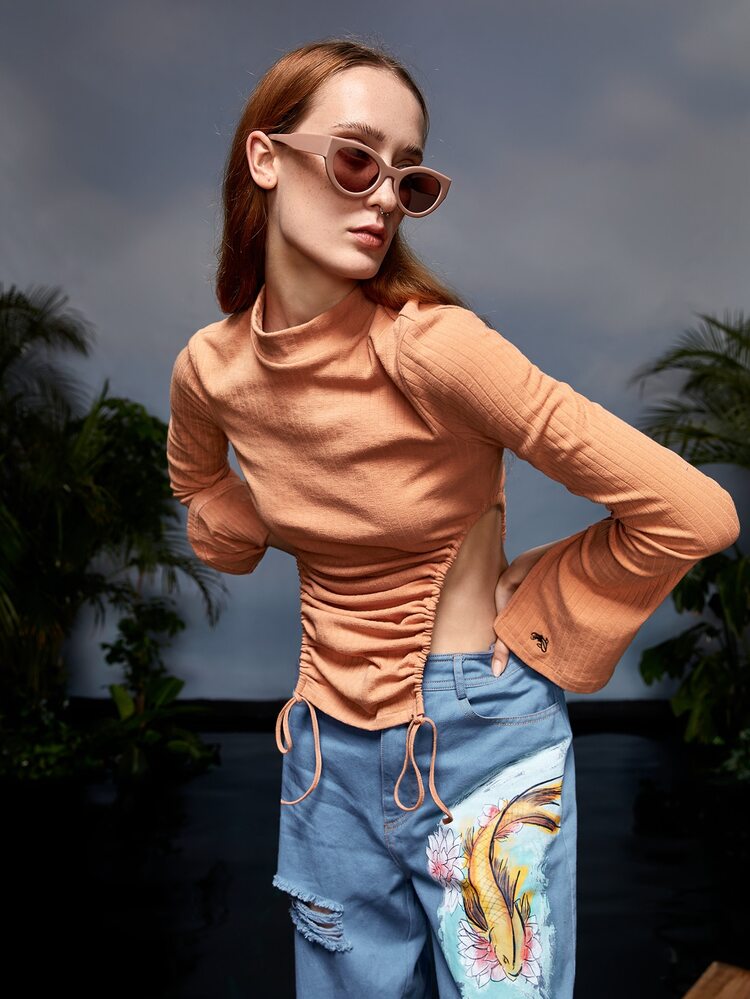 Celeste Tran Designer Mock Neck Cut Out Dragsko i fållen Topp med delad ärm, höstkläder för kvinnor, för höst och vinter - Orange - Visa 5