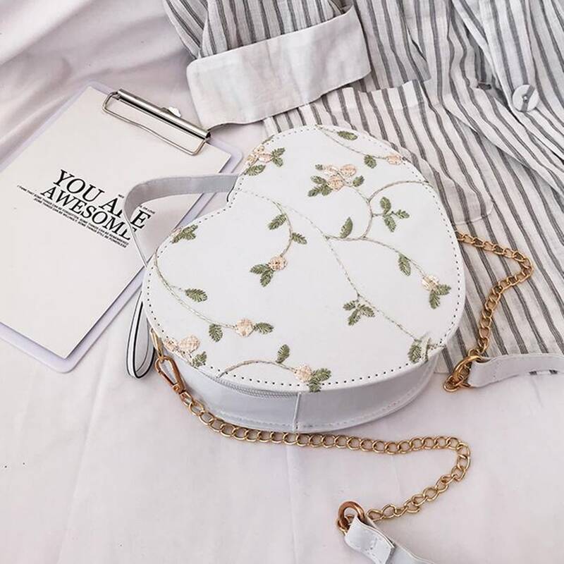 

Heart Shaped Chain Bag, White