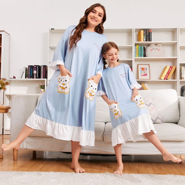

Plus 1pc Letter & Bear Graphic Pocket Sleep Dress, Baby blue