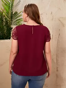 SHEIN Clasi Blusa con escote de ojo de cerradura y manga de encaje para tallas grandes - Burdeos - Ver 2