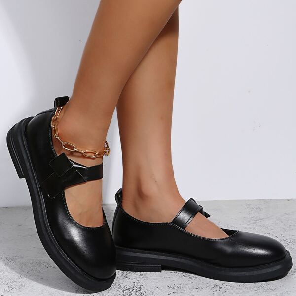 

Minimalist Knot Decor Mary Janes, Black