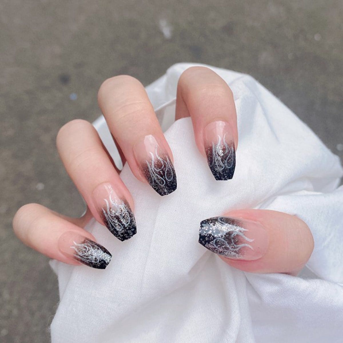 

24pcs Fire Pattern Glitter Fake Nail & 1sheet Tape, Black
