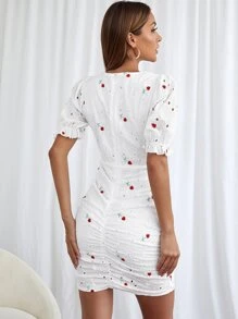 SHEIN Unity 交疊領花卉刺繡褶邊網眼刺繡洋裝 - 白色 - 查看 2