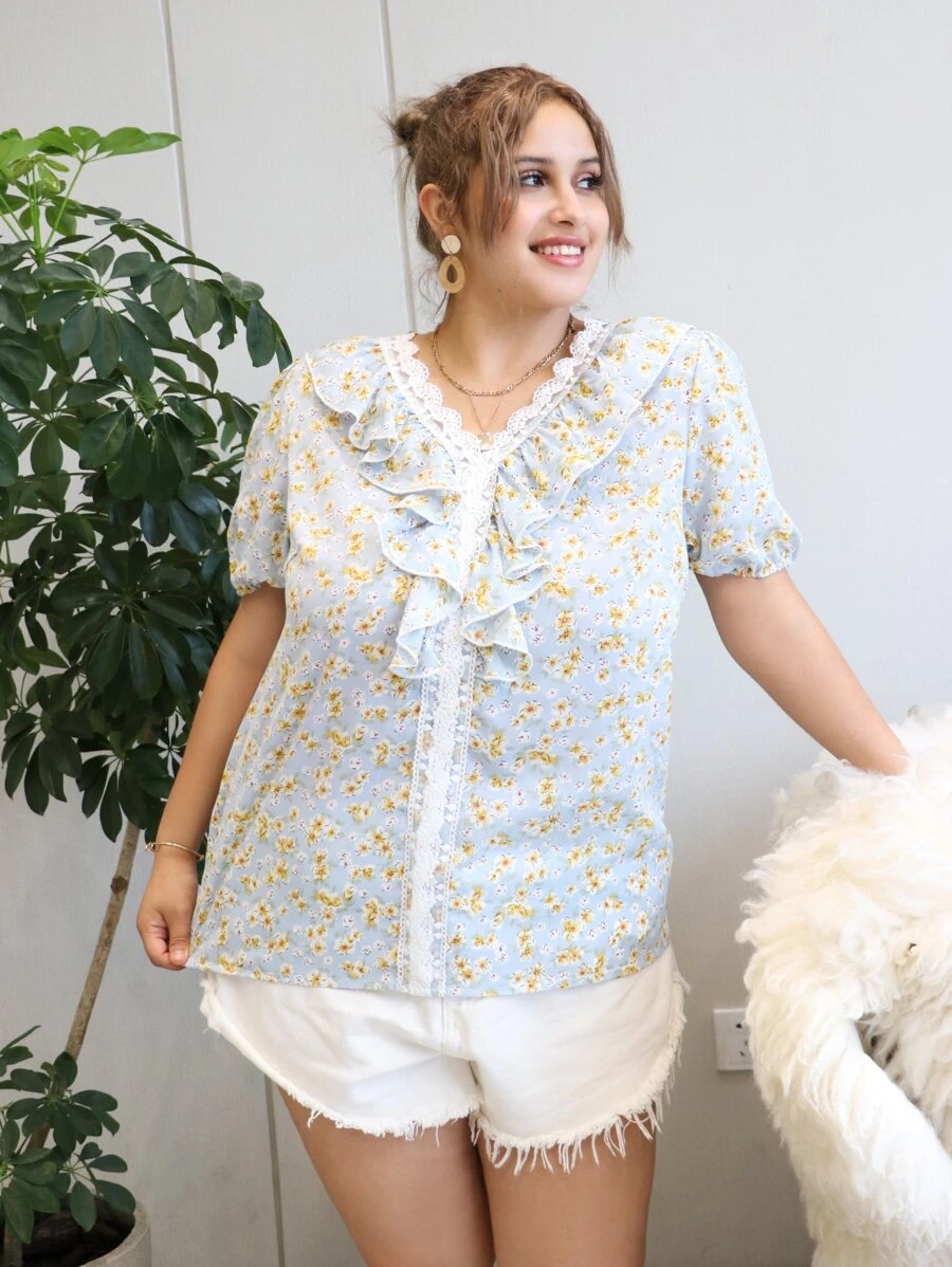 Blusa Con Ribete De Volante Y Encaje En Contraste Con Estampado Floral De Florecitas - Celeste - Ver 1