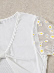 Top corto con margarita de malla en contraste de manga con volante - Blanco - Ver 5