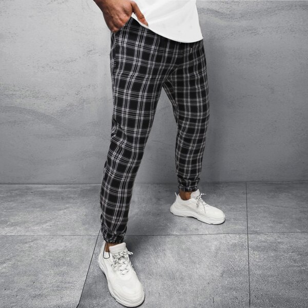 Men Plaid Drawstring Hem Slant Pocket Pants, Black and white