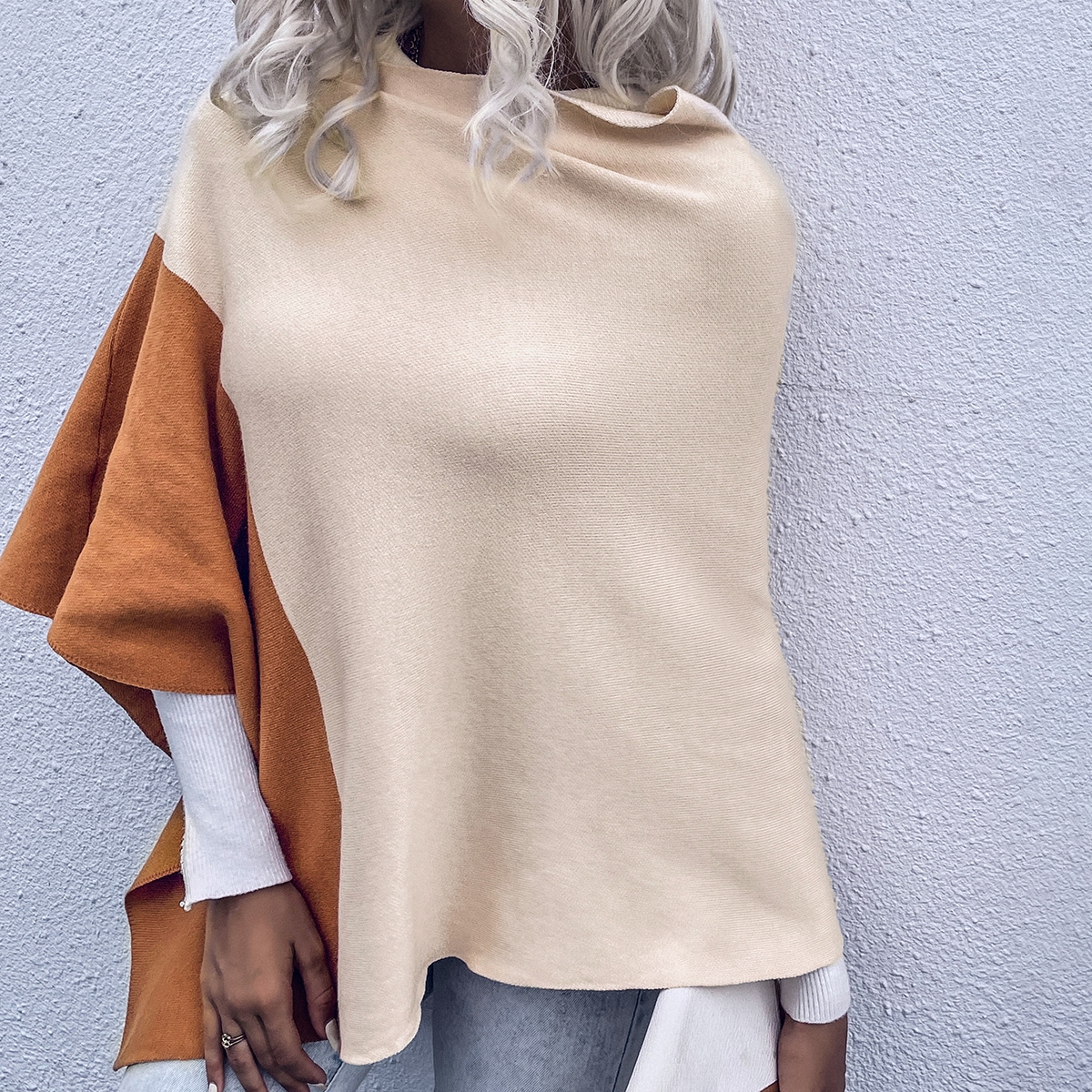 Контрастный Свитер Пончо