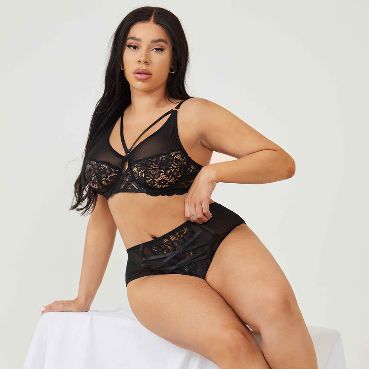 

Plus Contrast Lace Mesh Underwire Lingerie Set, Black