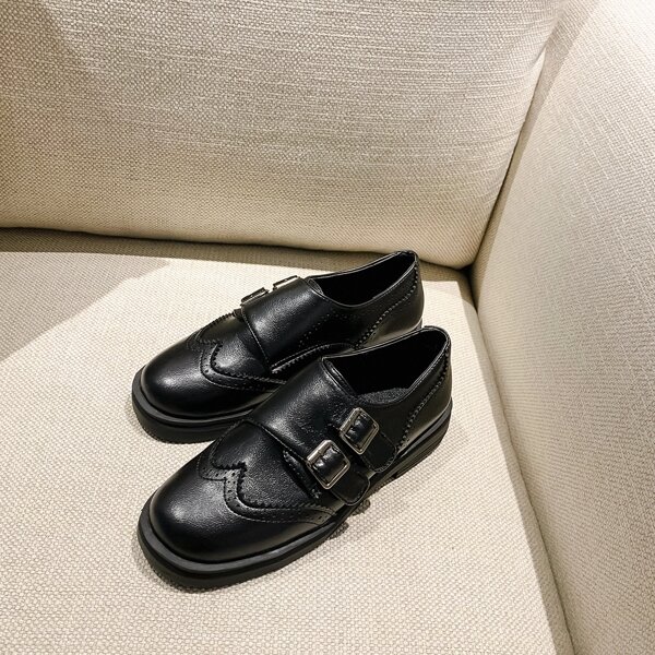 

Buckle Decor Wingtip Detail Flats, Black