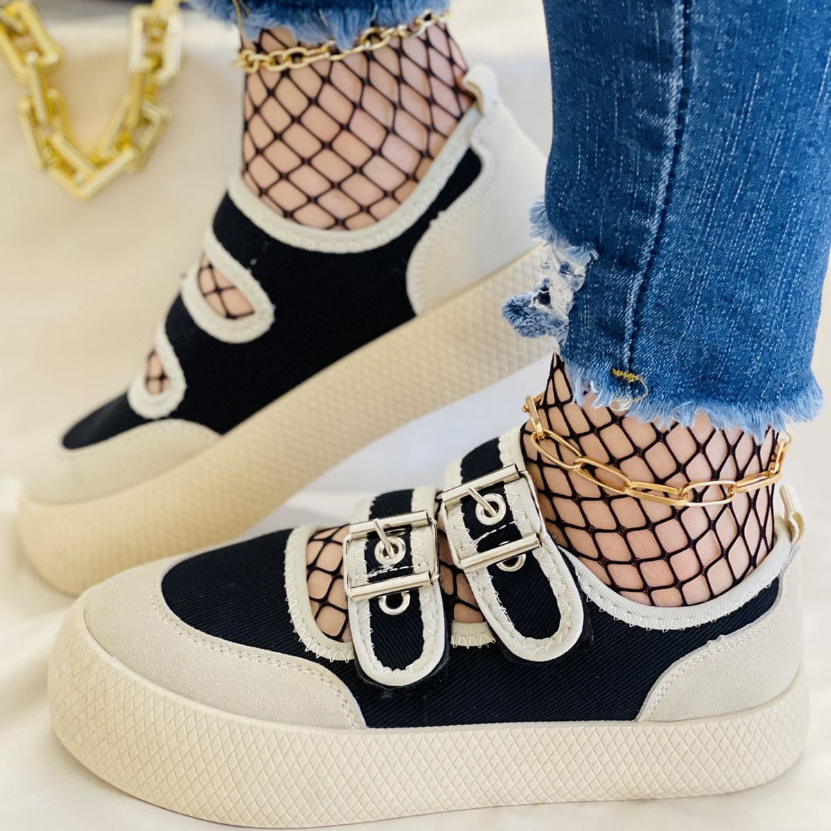 

Buckle Design Sneakers, Black and white