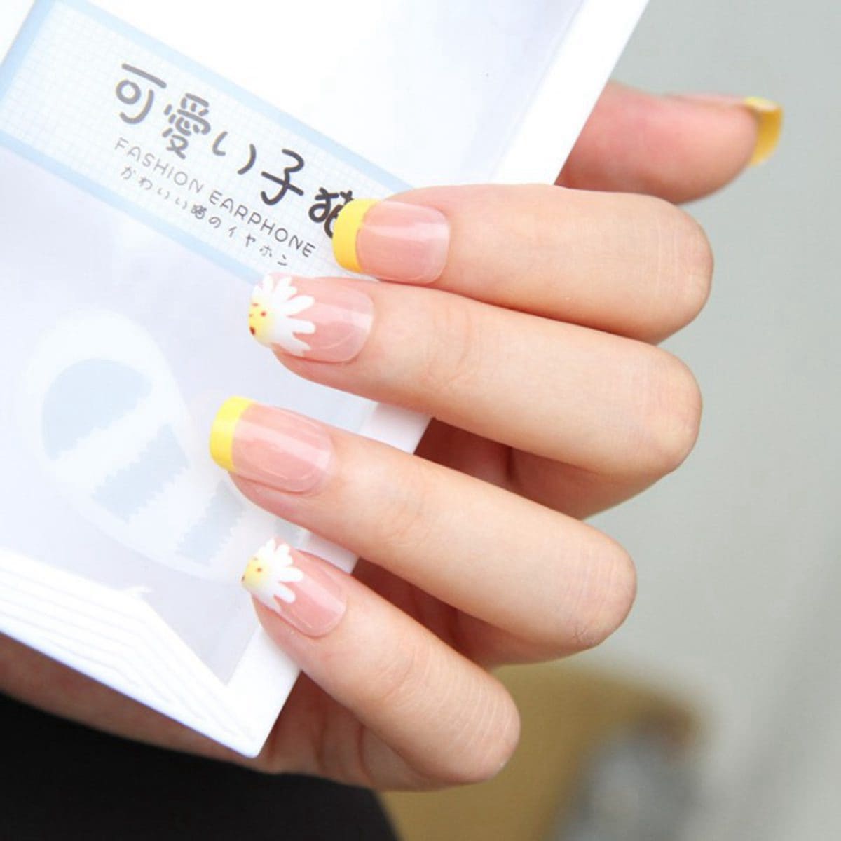 

24pcs Floral Fake Nail & 1sheet Tape, Yellow