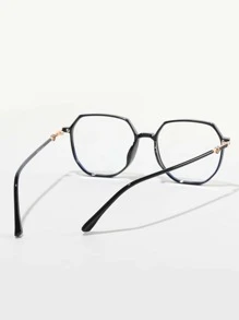 Gafas con marco geométrico