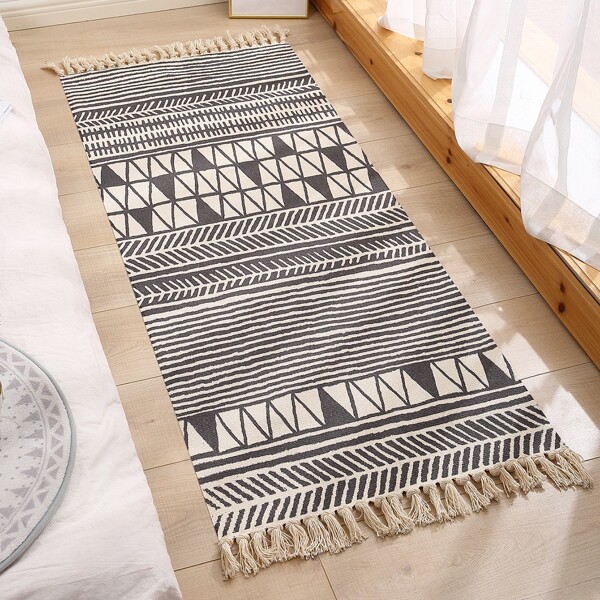 

Geometric Pattern Tassel Decor Floor Mat, Black and white