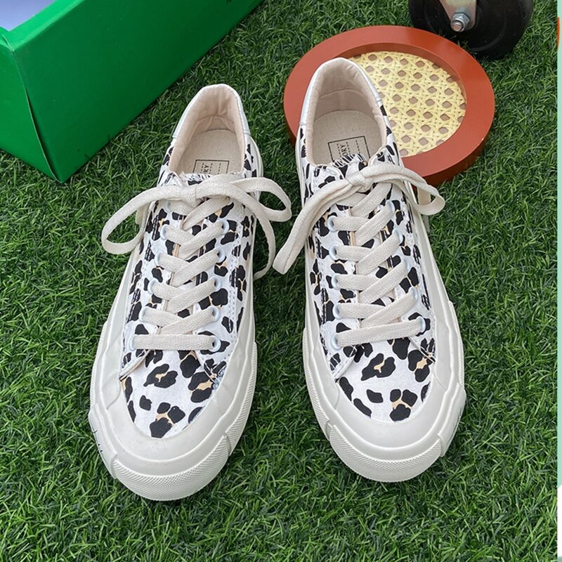 

Leopard Pattern Canvas Shoes, Black and white