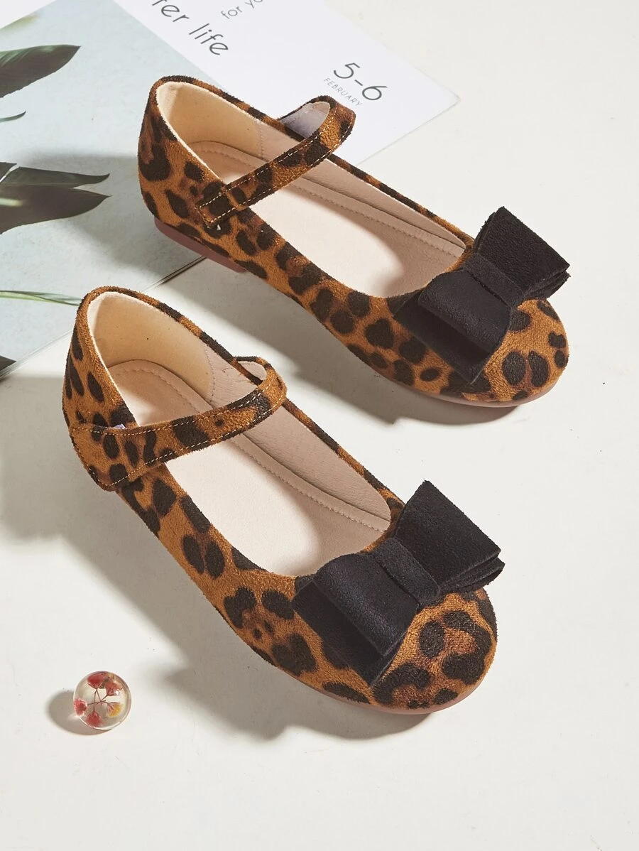 بنات حذاء ماري جين مسطح مزخرف بقوس بجرافيك الفهد