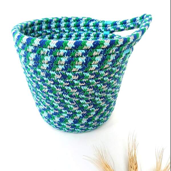 

1pc Woven Hanging Storage Basket, Multicolor