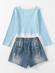 女孩條紋針織蕾絲邊上衣和破洞毛邊緣牛仔短褲