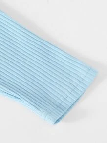 女孩條紋針織蕾絲邊上衣和破洞毛邊緣牛仔短褲