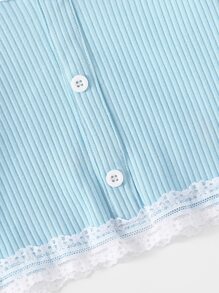 女孩條紋針織蕾絲邊上衣和破洞毛邊緣牛仔短褲