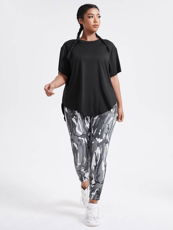 Exploreva Completo sportivo da donna taglia over con t-shirt sportiva a basso-alto e leggings sportivi mimetici