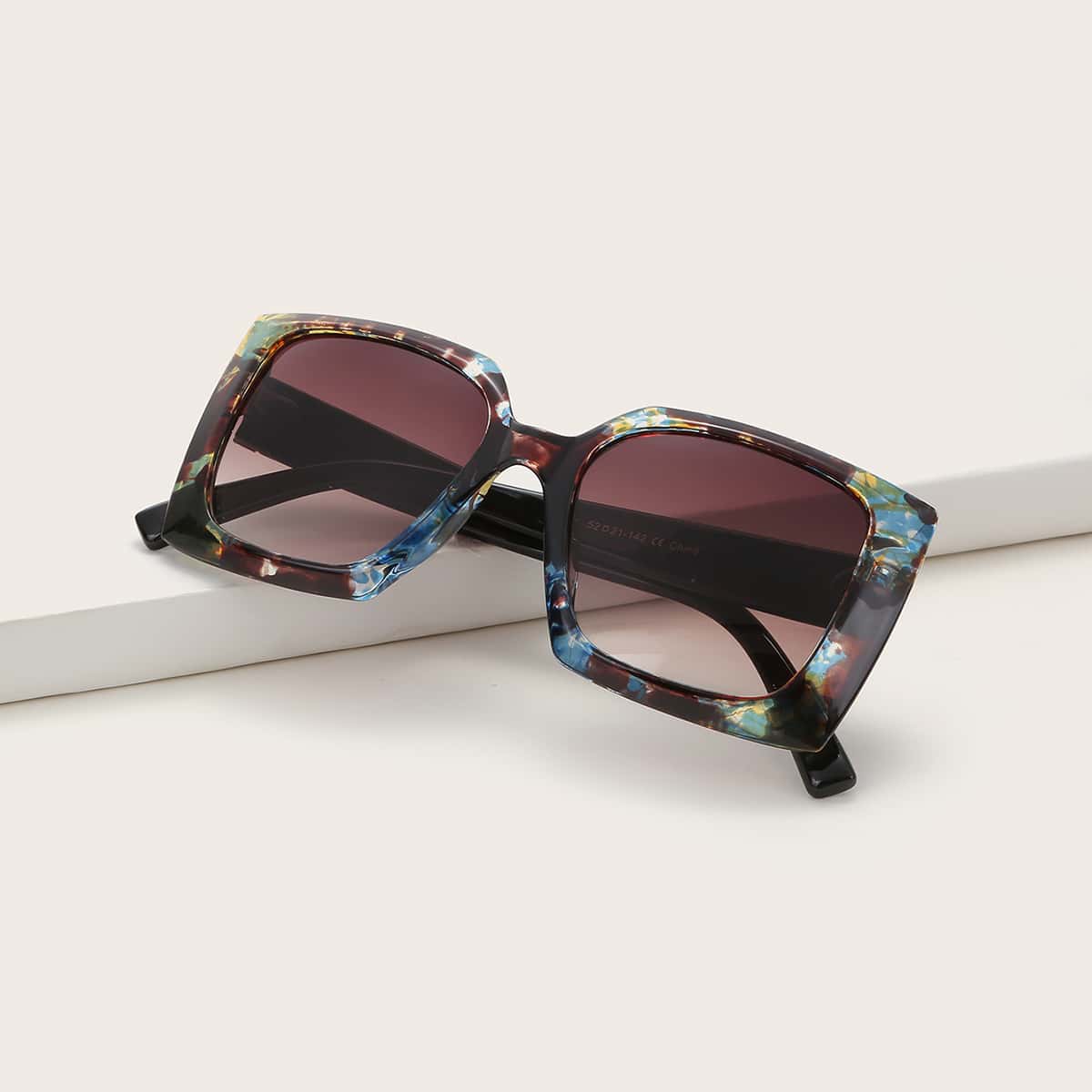 

Simple Tinted Lens Sunglasses
