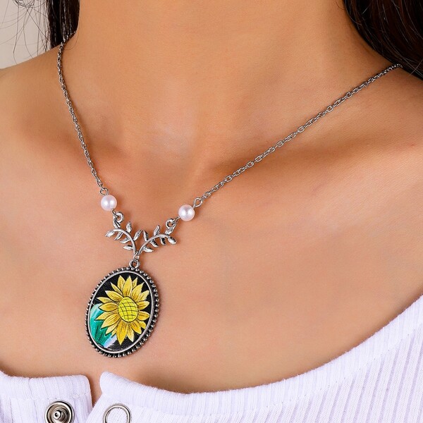 

Flower Pattern Oval Pendant Necklace, Silver