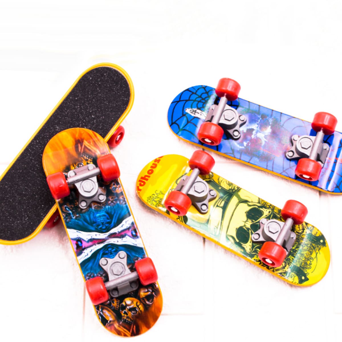 

1pc Random Pattern Fingertip Skateboard, Multicolor