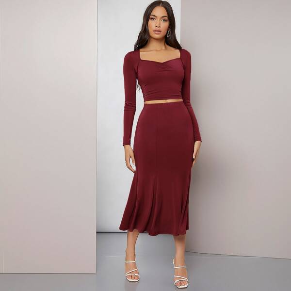 

Sweetheart Neck Crop Tee & Mermaid Hem Skirt Set, Burgundy