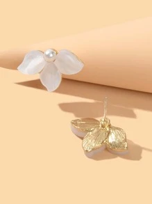 人造珍珠和花朵装饰耳钉情人节款 - 白色 - 查看 5