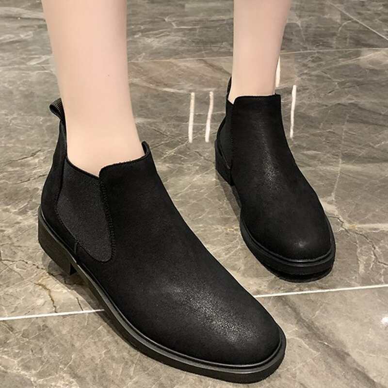 

Minimalist Chelsea Boots, Black