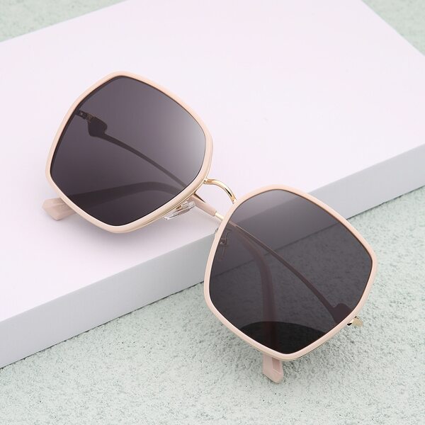 

Geometric Frame Sunglasses