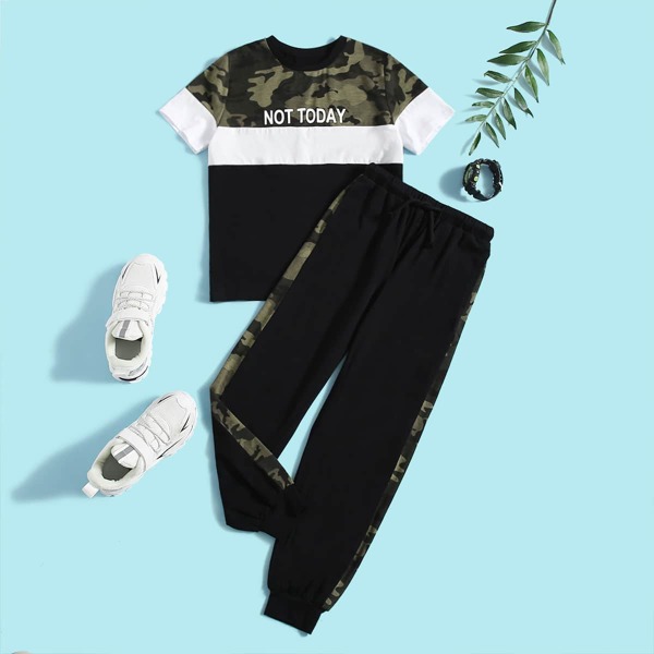 

Boys Camo And Letter Graphic Colorblock Tee & Contrast Side Seam Sweatpants, Multicolor